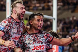 Super League leaders Leeds beaten by Leigh after late drama