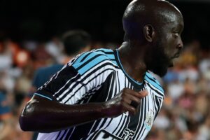 Wissa double gives Newcastle boss Jaissle winning start at 10-man Valencia